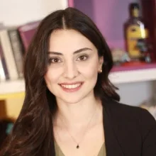 Uzm. Dr. Seray Ağca — Çocuk ve Ergen Psikiyatrisi, İstanbul. Portre fotoğrafı.