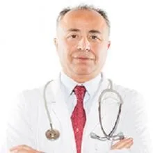 Uzm. Dr. Akın Ateş — Kardiyoloji, Denizli. Portre fotoğrafı.