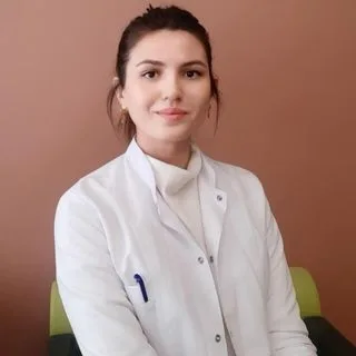 Dyt. | Bilim Uzmanı Ceren Filiz Özsöz — Diyetisyen, Bursa. Portre fotoğrafı.