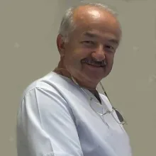 Dt. Şinasi Eryürek — Diş Hekimi, İstanbul. Portre fotoğrafı.