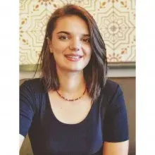 Dyt. Esra Sakallı — Diyetisyen, Edirne. Portre fotoğrafı.