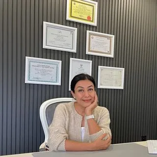 Doç. Dr. Aslı Sürer Adanır — Çocuk ve Ergen Psikiyatrisi, Antalya. Portre fotoğrafı.