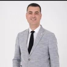 Doç. Dr. Eser Çolak — Çiğli, İzmir. Portre fotoğrafı.