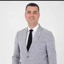 Doç. Dr. Eser Çolak — Çiğli, İzmir. Portre fotoğrafı.