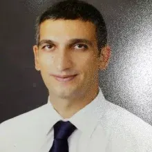Doç. Dr. Erdinç Civelek — Beyin Ve Sinir Cerrahisi. Portre fotoğrafı.