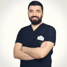 Dt. Veysel Çeçen — Diş Hekimi. Portre fotoğrafı.