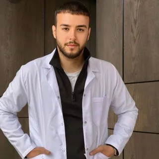 Dkt. Renas Salık — Dil ve Konuşma Terapisi. Portre fotoğrafı.
