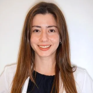 Uzm. Fzt. Nazlı Eryılmaz — Fizyoterapi Ve Rehabilitasyon, İzmir. Portre fotoğrafı.