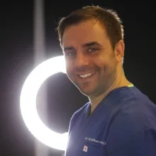 Dt. Gökhan Tunalıgil — Diş Hekimi, Nilüfer, Bursa. Portre fotoğrafı.