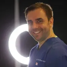 Dt. Gökhan Tunalıgil — Diş Hekimi, Nilüfer, Bursa. Portre fotoğrafı.
