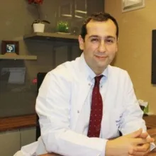 Prof. Dr. Bülent Değertekin — Gastroenteroloji, Çankaya, Ankara. Portre fotoğrafı.
