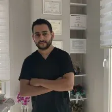 Dt. Özkan Delhiş — Diş Hekimi, Mersin. Portre fotoğrafı.