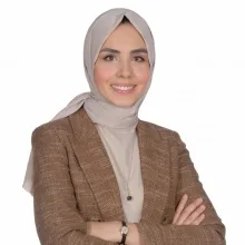 Uzm. Dt. Esra Öziç — Ortodonti. Portre fotoğrafı.
