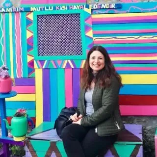 Psk. Suzan Mert Akgül — Psikoloji, İstanbul. Portre fotoğrafı.