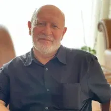 Doç. Dr. Hüseyin Erdem Ak — Beyin Ve Sinir Cerrahisi, İstanbul. Portre fotoğrafı.