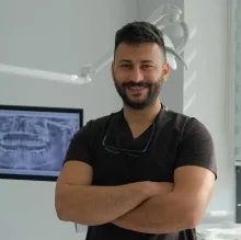 Dt. İlyas Kocabuğa — Diş Hekimi, Balıkesir. Portre fotoğrafı.