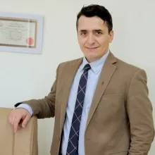 Uzm. Dr. Yaşar Hüseyin Onganlar — Çocuk Sağlığı Ve Hastalıkları, Ankara. Portre fotoğrafı.