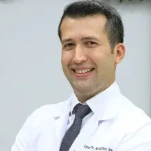 Uzm. Dr. Muzaffer Tel — Nöroloji, İzmir. Portre fotoğrafı.