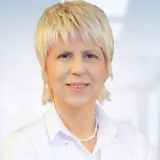 Prof. Dr. Yonca Tabak — Şişli, İstanbul. Portre fotoğrafı.