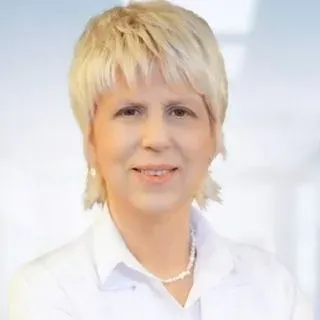 Prof. Dr. Yonca Tabak — Şişli, İstanbul. Portre fotoğrafı.