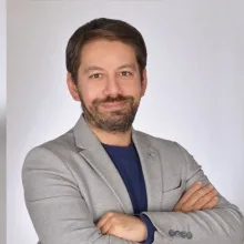 Uzm. Dr. Murat Açar — Psikiyatri, İstanbul. Portre fotoğrafı.