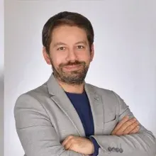 Uzm. Dr. Murat Açar — Psikiyatri, İstanbul. Portre fotoğrafı.