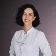Uzm. Dr. Vecihe Bayrak — İç Hastalıkları. Portre fotoğrafı.