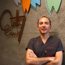 Dr. Dt. Volkan Güney — Ortodonti, İstanbul. Portre fotoğrafı.
