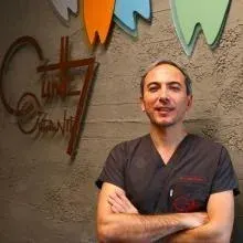 Dr. Dt. Volkan Güney — Ortodonti, İstanbul. Portre fotoğrafı.