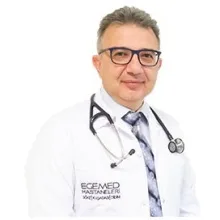 Uzm. Dr. Ahmet Topbaş — Göğüs Hastalıkları, Kuşadası, Aydın. Portre fotoğrafı.