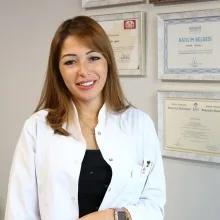 Uzm. Fzt. Aylin Uysal — Fizyoterapi Ve Rehabilitasyon, İstanbul. Portre fotoğrafı.