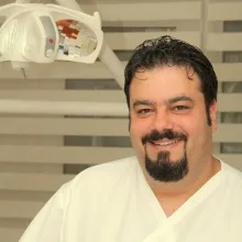 Dr. Dt. Tolga Bıçakcı — İzmir. Portre fotoğrafı.