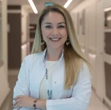 Op. Dr. Esra Yalım — Kadın Hastalıkları Ve Doğum, Kadıköy, İstanbul. Portre fotoğrafı.