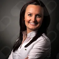 Dr. Dt. Hande Biçeroğlu Demir — Ortodonti. Portre fotoğrafı.