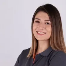 Dt. İrem Çimen — Diş Hekimi, Bornova, İzmir. Portre fotoğrafı.