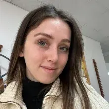Fzt. İrem Işık — Fizyoterapi Ve Rehabilitasyon, Balıkesir. Portre fotoğrafı.