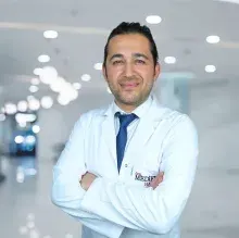 Doç. Dr. Emrah Beyan — Kadın Hastalıkları Ve Doğum, İzmir. Portre fotoğrafı.
