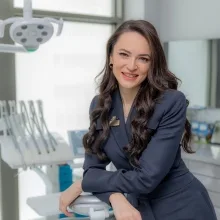 Uzm. Dr. Yonca Sungur — İzmir. Portre fotoğrafı.