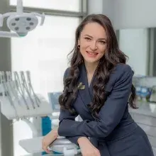 Uzm. Dr. Yonca Sungur — İzmir. Portre fotoğrafı.