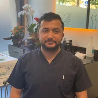 Dt. Uğur Mester — Diş Hekimi, Sancaktepe, İstanbul. Portre fotoğrafı.