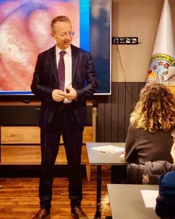 Prof. Dr. Kemal Uygur profilinde yer alan galeri fotoğrafı.