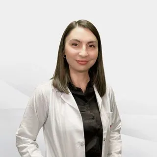 Uzm. Dr. Çağla Doğan — Fiziksel Tıp Ve Rehabilitasyon, Karşıyaka, İzmir. Portre fotoğrafı.