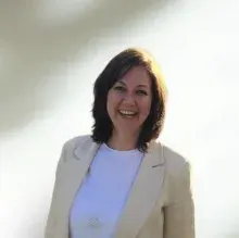 Psk. Dr. Aslı Başabak Bhais — Psikoloji, İstanbul. Portre fotoğrafı.