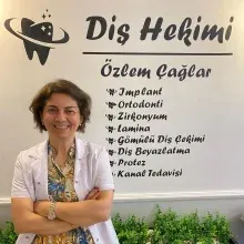 Dt. Özlem Çağlar — Diş Hekimi, Sakarya. Portre fotoğrafı.