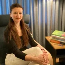 Psk. Sinem Çibaş Karlıklı — Psikoloji, İstanbul. Portre fotoğrafı.