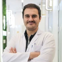 Uzm. Dt. Selman Yılmaz Çiçek — İstanbul. Portre fotoğrafı.