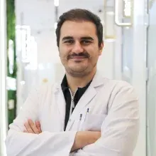 Uzm. Dt. Selman Yılmaz Çiçek — İstanbul. Portre fotoğrafı.