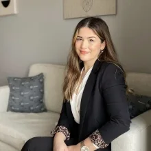 Kl. Psk. Burcu Akoğlu — Psikoloji, İstanbul. Portre fotoğrafı.