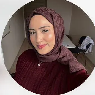 Dkt. Büşra Özsoy — Dil ve Konuşma Terapisi. Portre fotoğrafı.