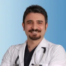 Uzm. Dr. Ertuğrul Kerimoğlu — Sualtı hekimliği ve hiperbarik tıp, Bursa. Portre fotoğrafı.